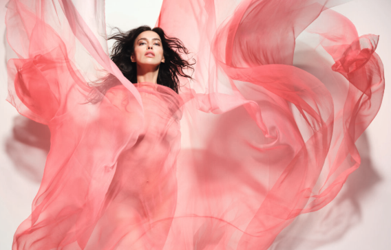 Il calendario Pirelli celebra la bellezza delle donne e la natura. Negli scatti anche Luisa Ranieri e Irina Shayk