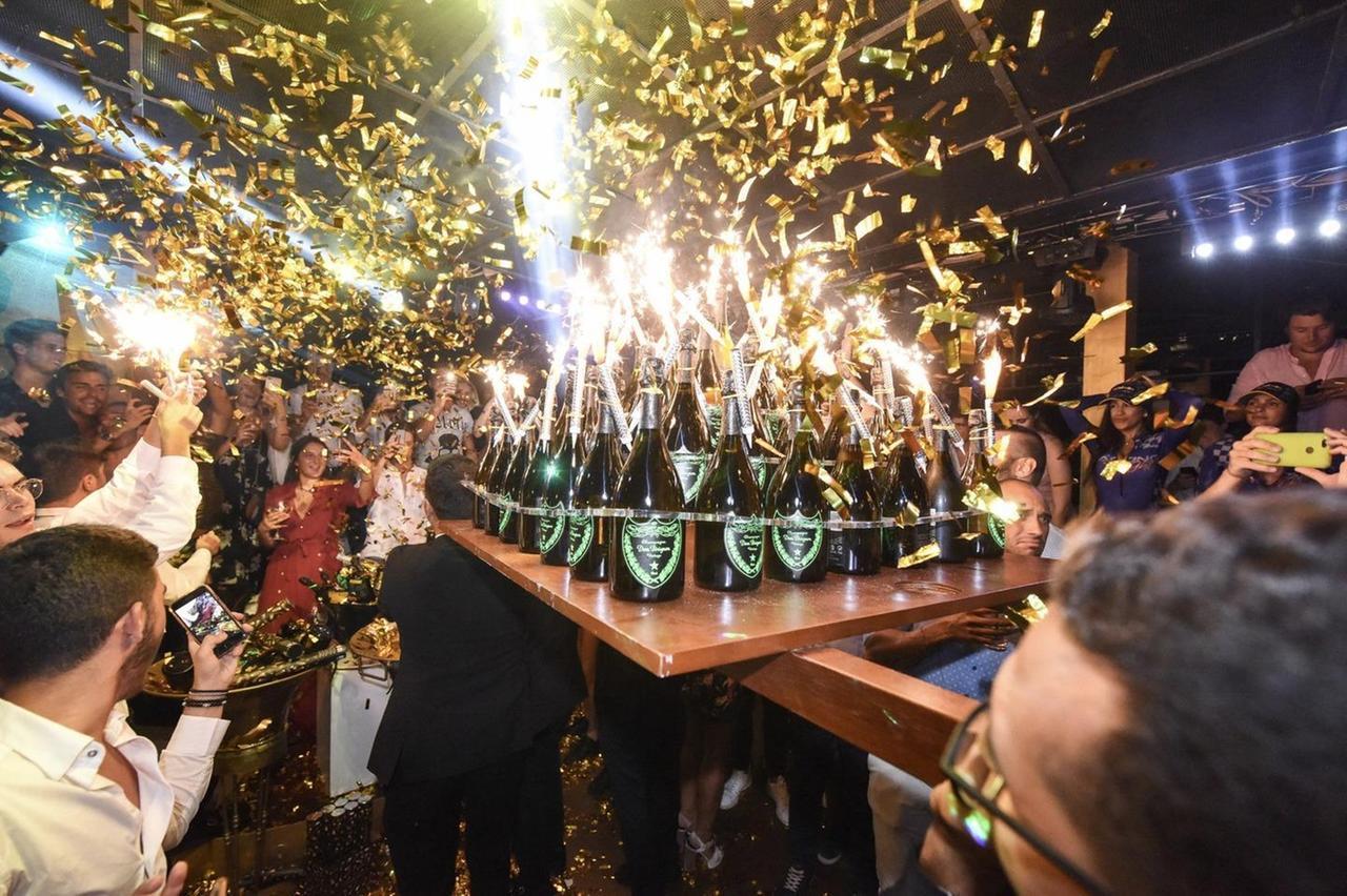 Chi spese 150mila euro in champagne al Billionaire di Porto Cervo? Il mistero e i presunti legami Epstein-Briatore