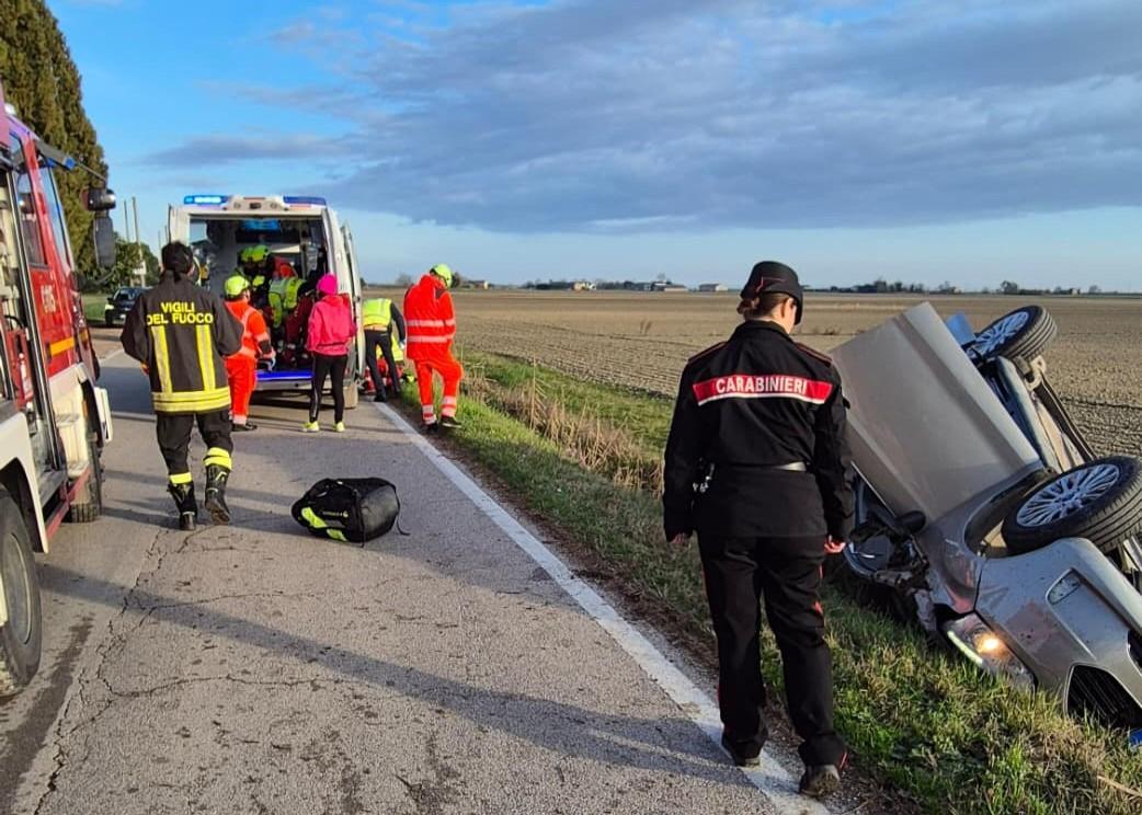 Ambrogio, auto esce fuori strada e si ribalta: donna rimasta incastrata