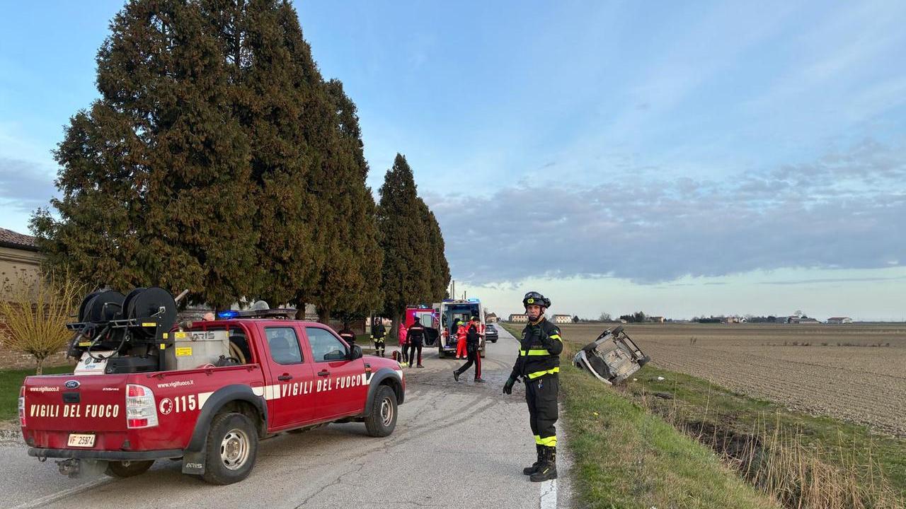 Ambrogio, auto esce fuori strada e si ribalta: donna rimasta incastrata