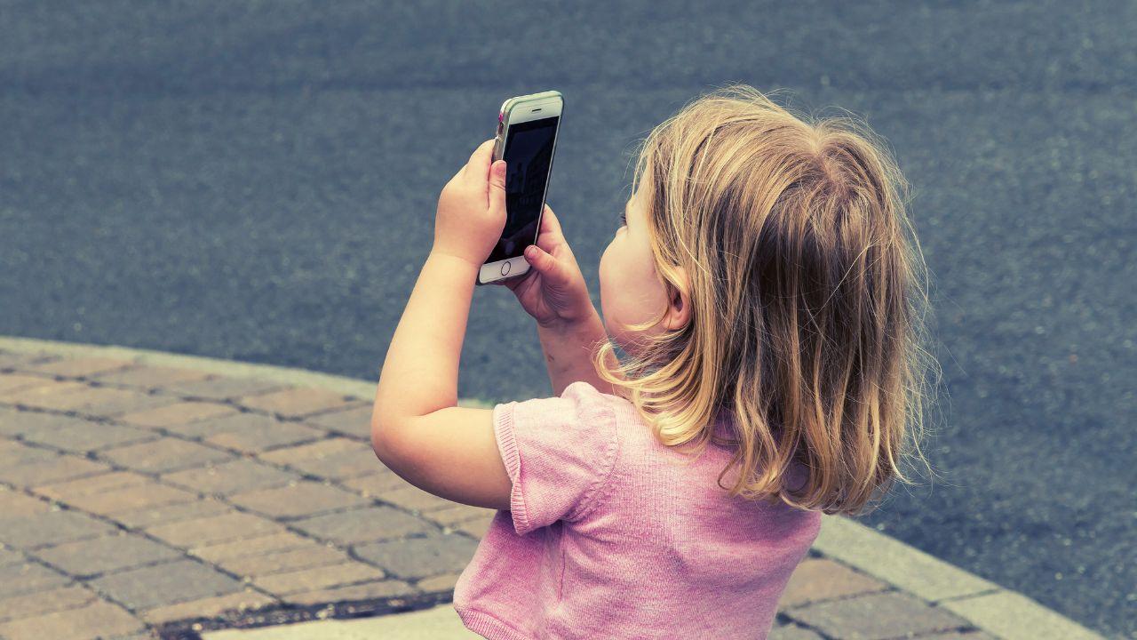 
	La Societ&agrave; Italiana di Pediatria consiglia di evitare l&rsquo;uso di dispositivi digitali nei bambini sotto i 2 anni e di&nbsp;limitarlo a meno di un&rsquo;ora al giorno tra i 2 e i 5 anni

