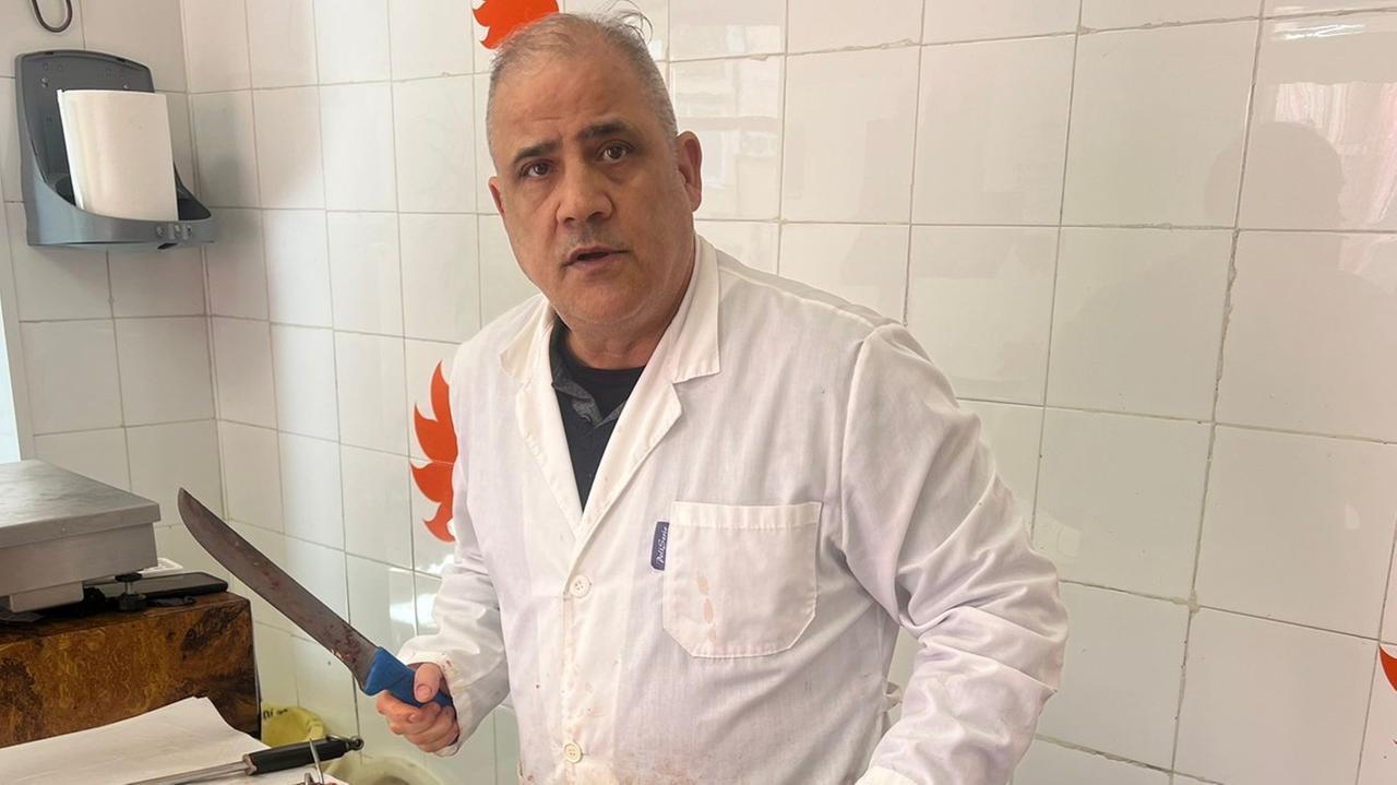 
	Massimo Sechi titolare della Macelleria Equina in via Mancaleoni a Sassari

