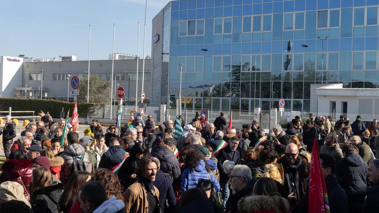 Il presidio dei lavoratori della Gambro-Vantive