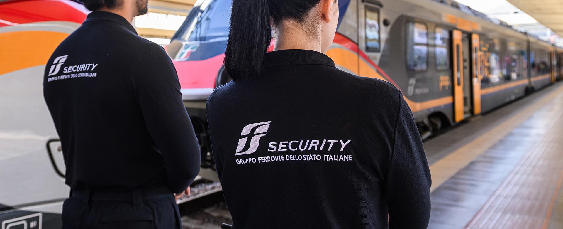 Lucca, senza biglietto sul treno aggredisce il personale