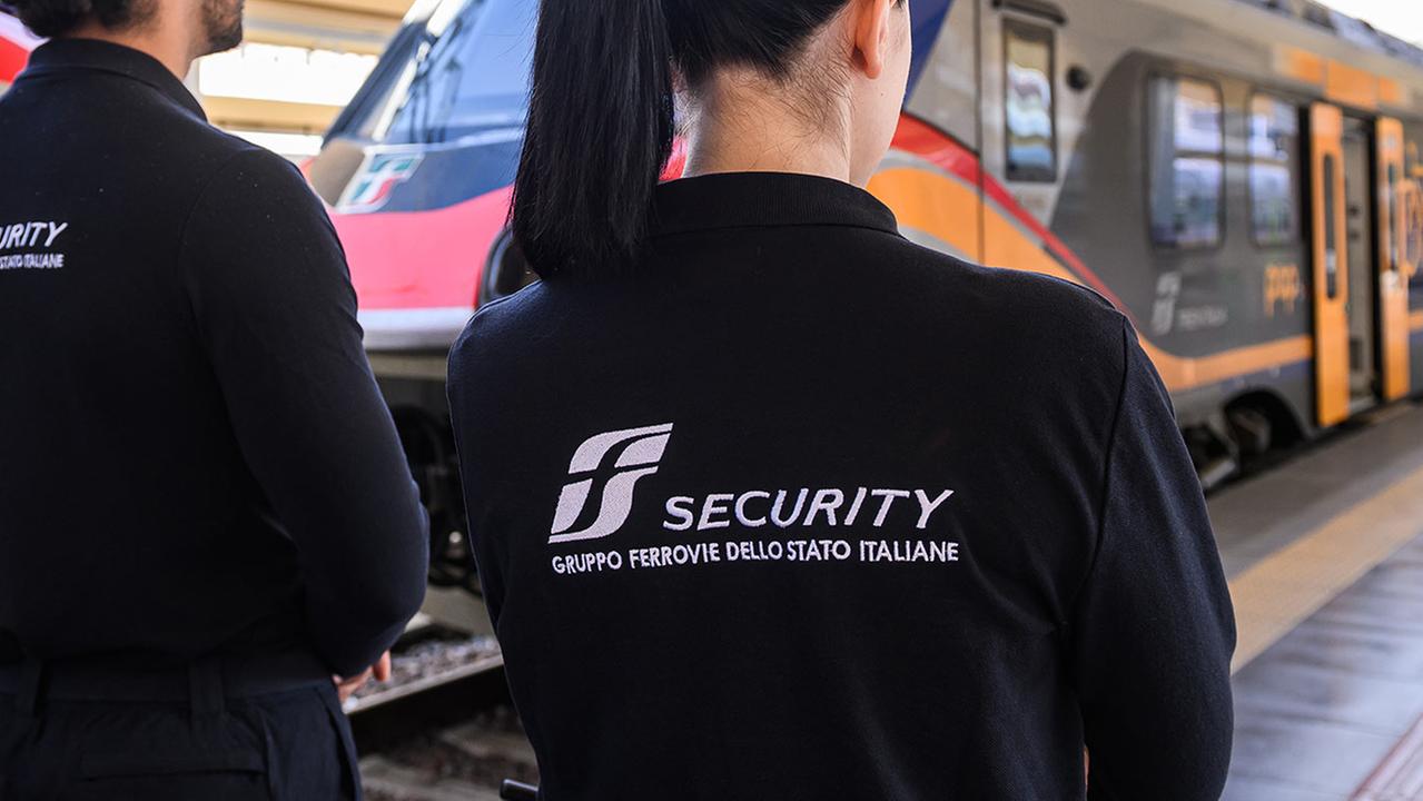 Lucca, senza biglietto sul treno aggredisce il personale