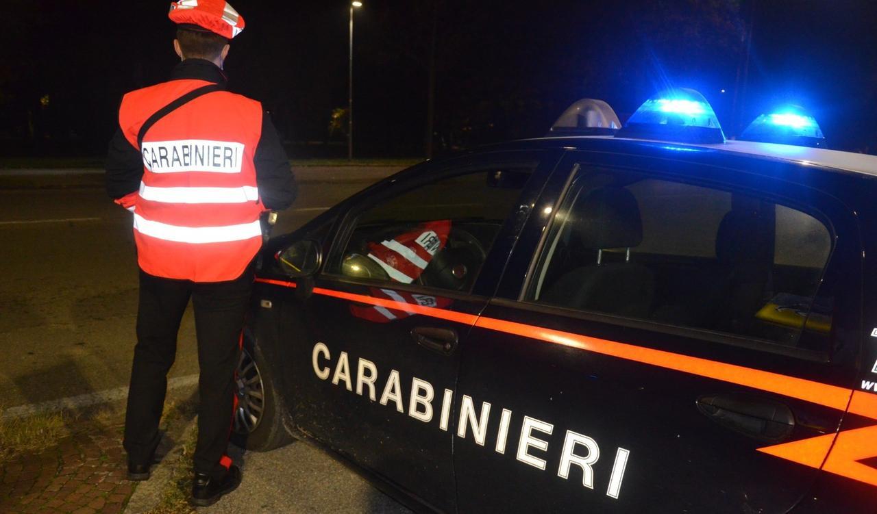 Medolla, si butta per sfuggire al marito violento
