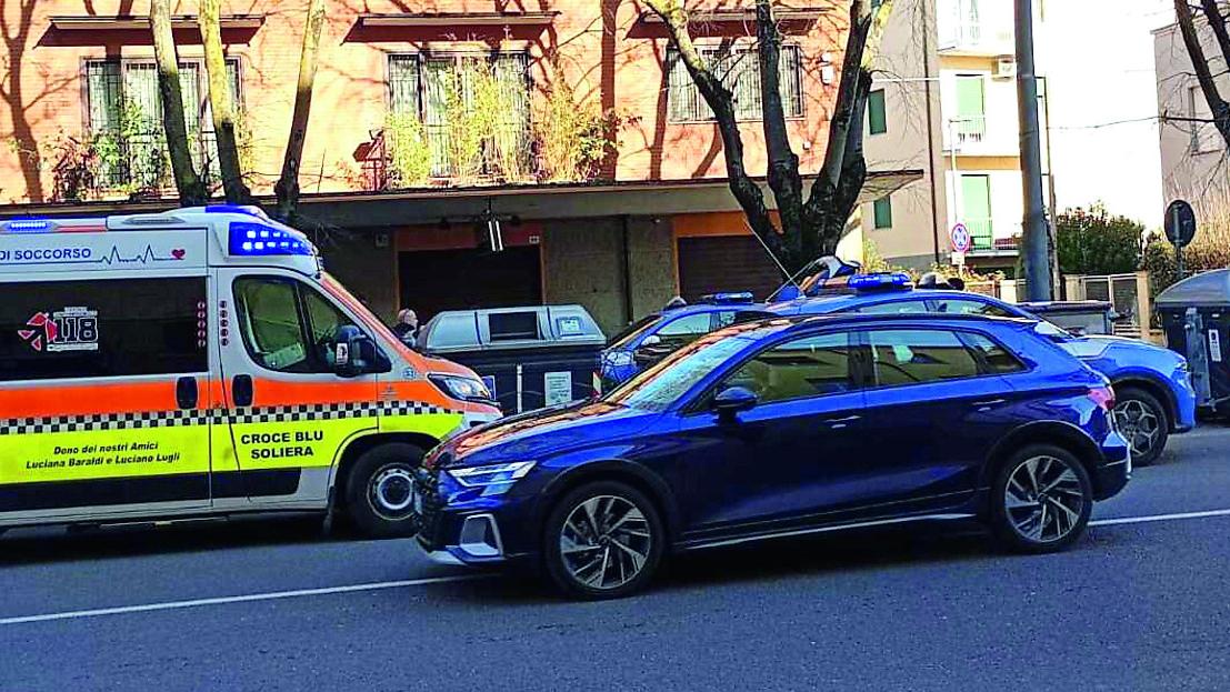 Studenti picchiati fuori da scuola: arrivano polizia e ambulanza