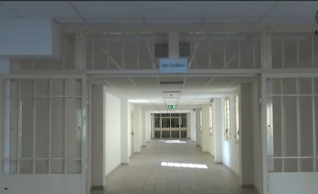 Agente picchiato selvaggiamente in carcere da un detenuto, ha riportato diverse fratture