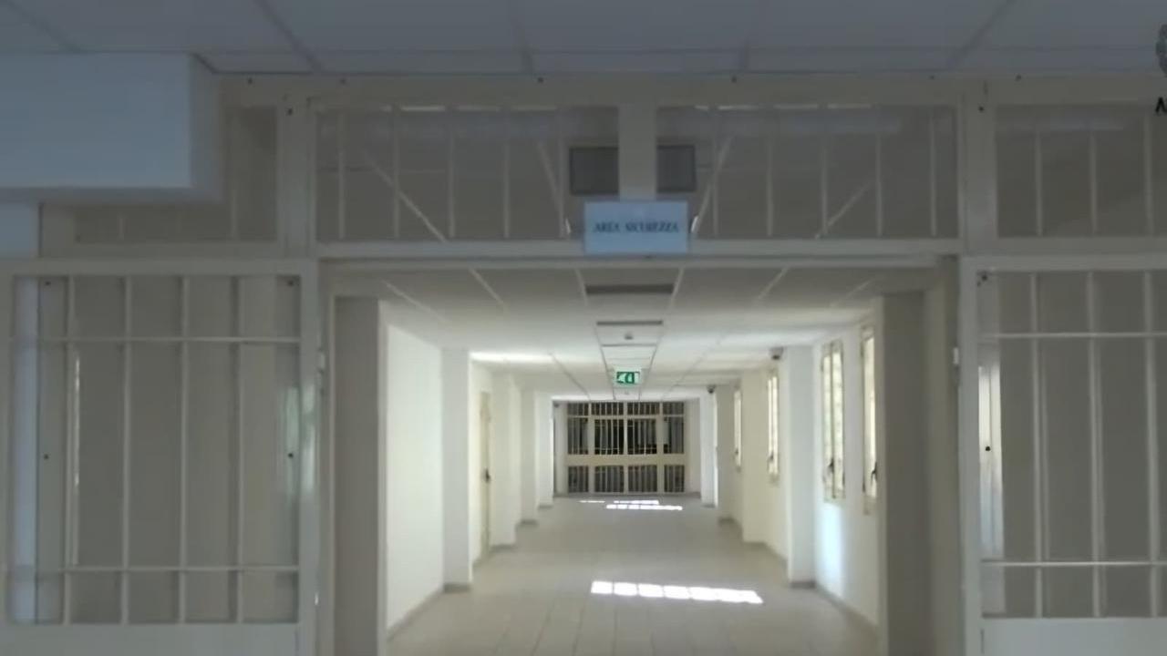 Agente picchiato selvaggiamente in carcere da un detenuto, ha riportato diverse fratture