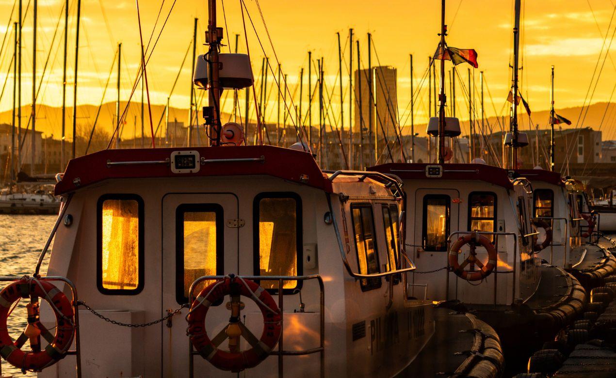 L’alba sul porto di Livorno. Grazie a Oscar Stasi