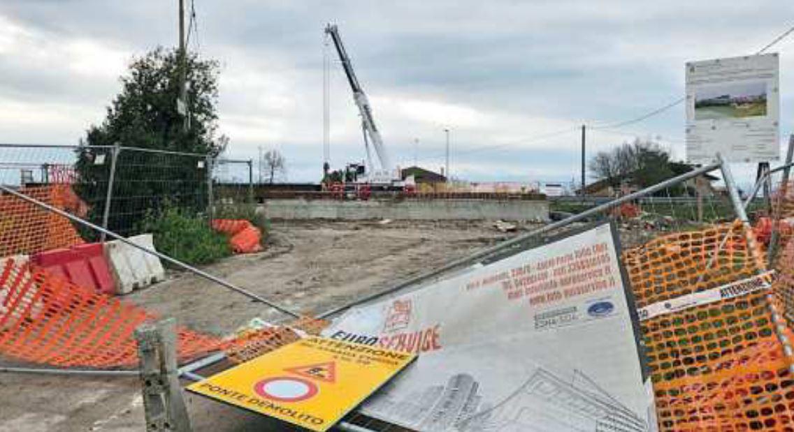 Avanzano i lavori sul ponte Pietropoli: «Disagi per arrivare a casa»