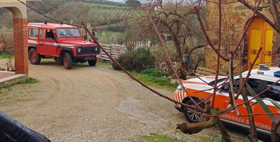 
	I soccorritori sul luogo del ritrovamento del cadavere

