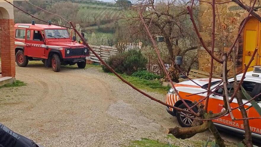 I soccorritori sul luogo del ritrovamento del cadavere