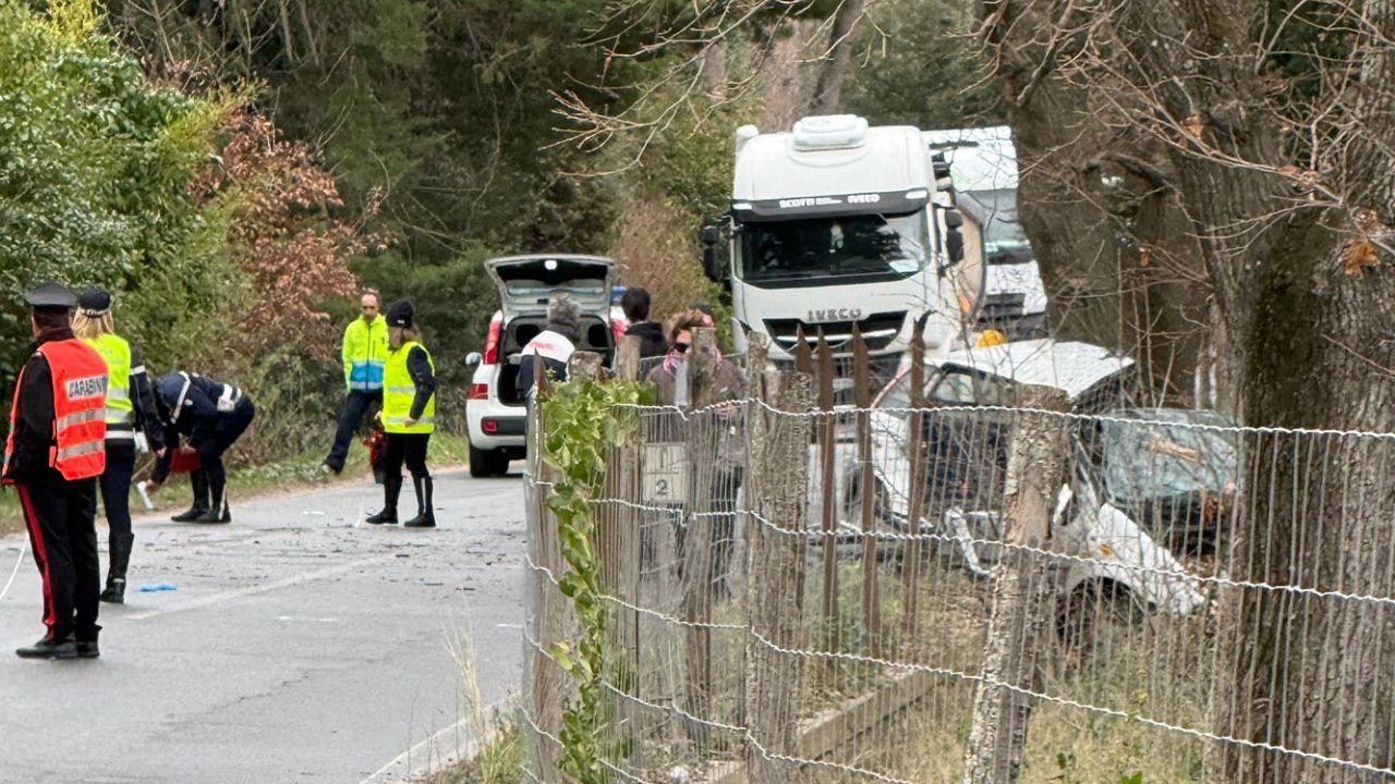 San Vincenzo, auto contro un albero: gravissimo un 21enne