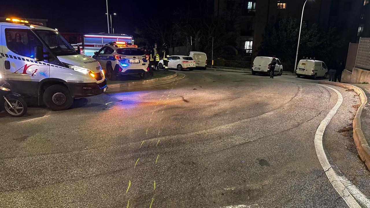 Sassari, il furgone perde il controllo nella rotatoria e si schianta contro un muro: un ferito