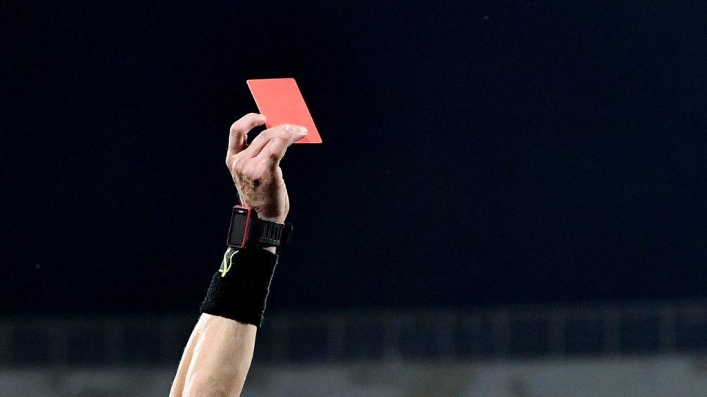 Il giocatore è stato espulso e la gara sospesa
