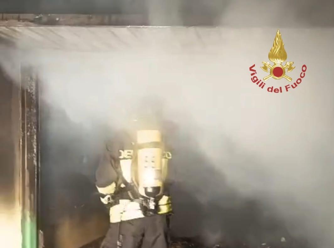 Paura per l’incendio scoppiato in un garage: le fiamme arrivano fino al tetto