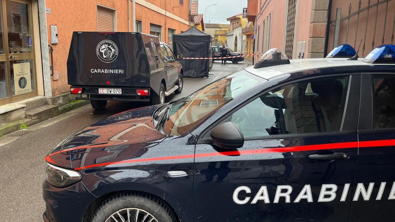 
	I carabineri davanti all'abitazione della donna morta (foto Mario Rosas)

