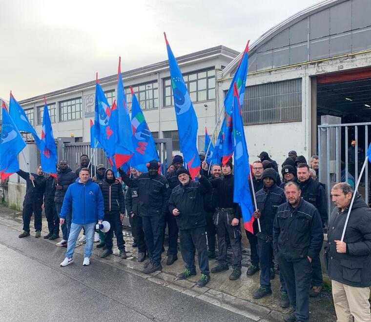 
	Il presidio di fronte ai cancelli della Pieracci Meccanica di Fornacette

