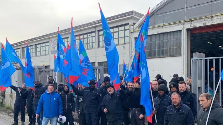 Il presidio di fronte ai cancelli della Pieracci Meccanica di Fornacette