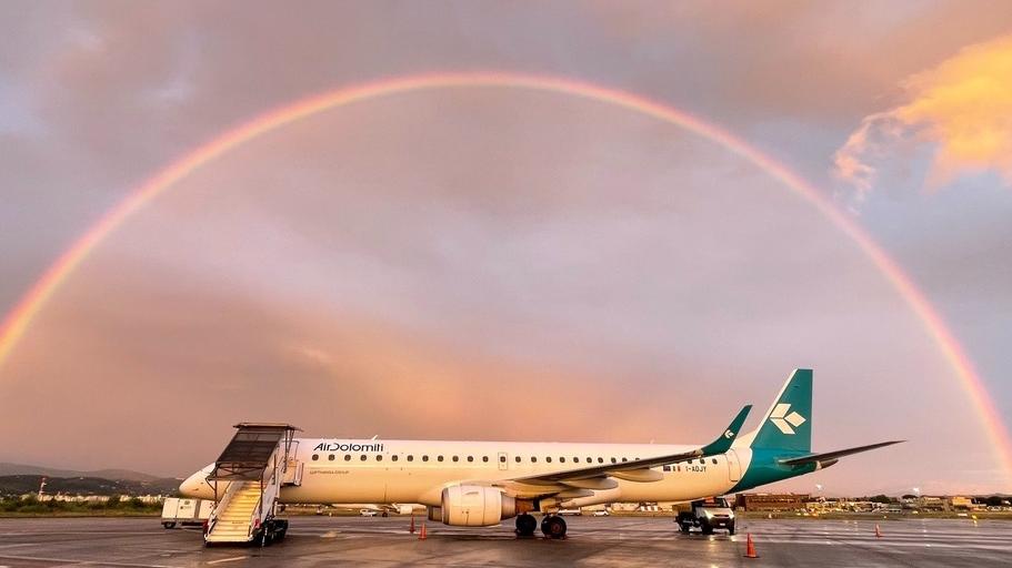 Un arcobaleno sulla pista di Peretola (foto: Toscana Aeroporti)