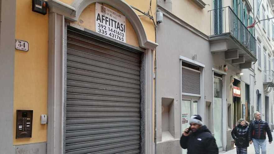 Un fondo commerciale sfitto in corso Mazzoni 