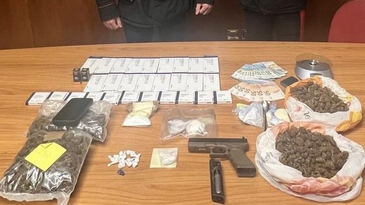 Sassari, in casa droga, sostanze dopanti e una bomba carta: arrestato