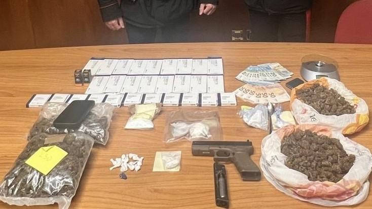 Sassari, in casa droga, sostanze dopanti e una bomba carta: arrestato