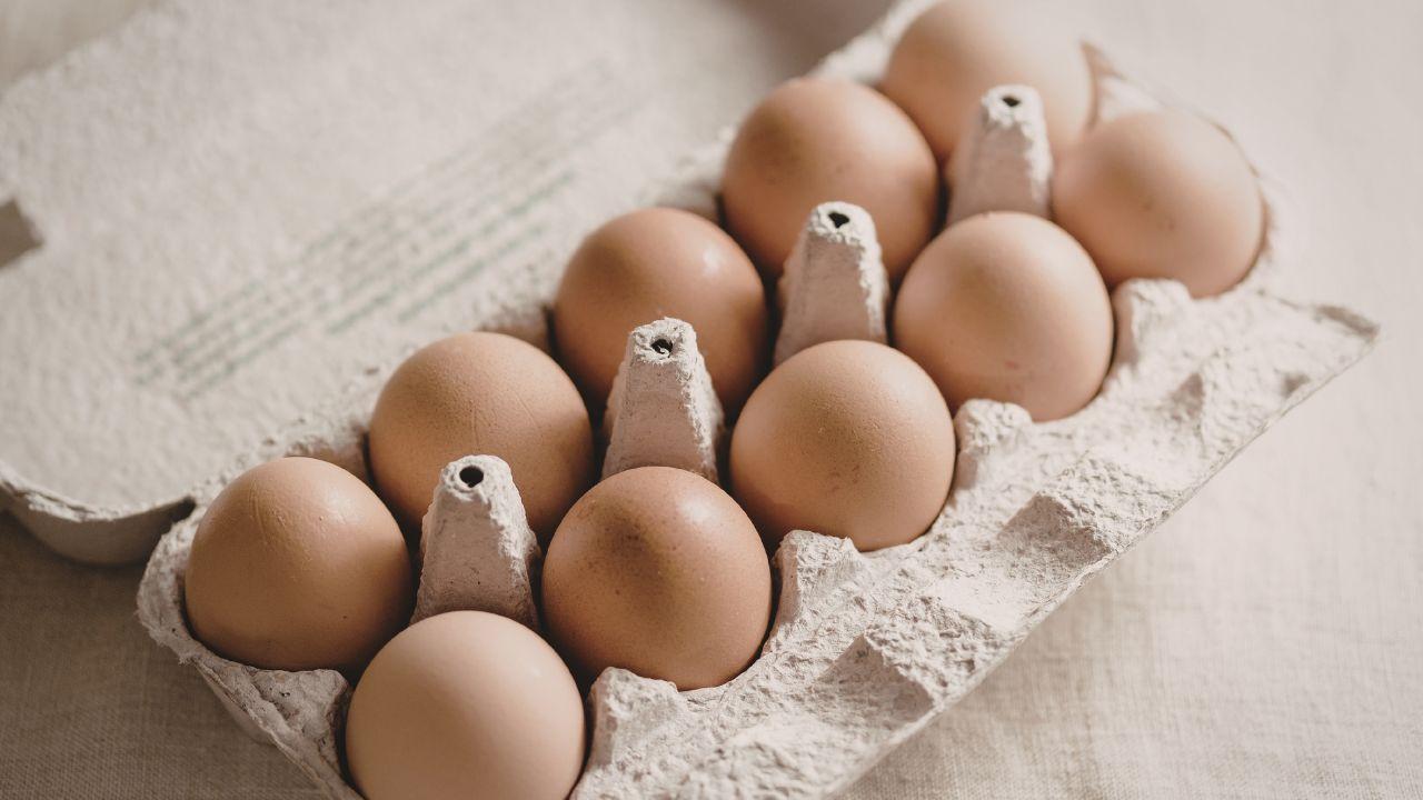 Uova fresche ritirate dal mercato (Foto di repertorio)