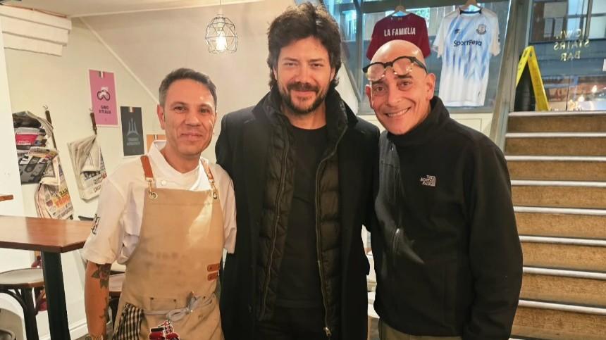 Al centro Alvaro La Morte, il Professore della serie tv Casa di carta