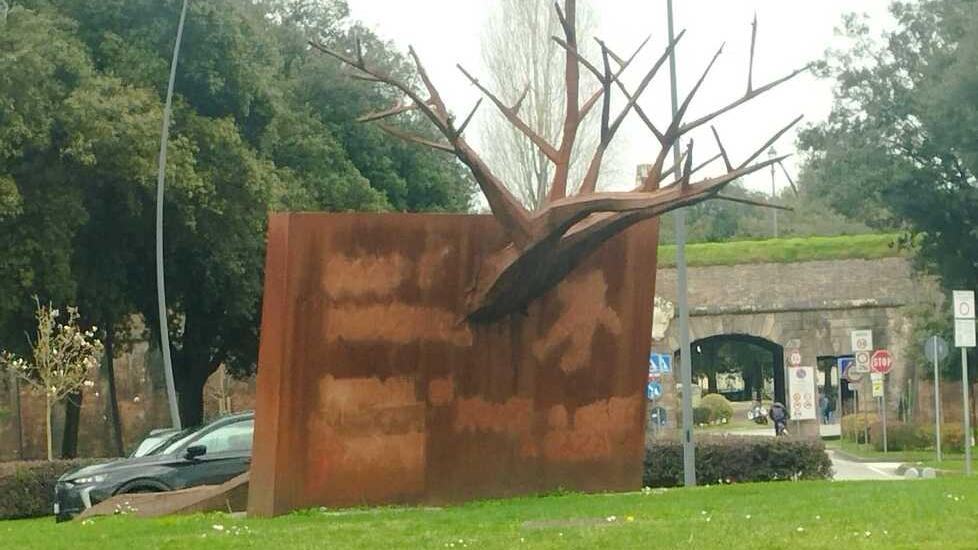 Lucca, cancellata la scritta su Gaza dalla scultura di Pierotti