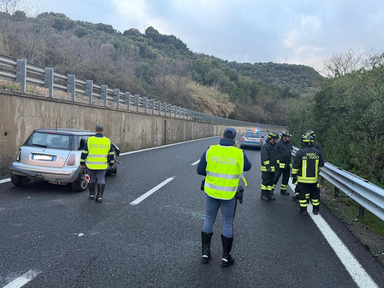 Auto fuori strada nel Sassarese, padre e figlio in ospedale
