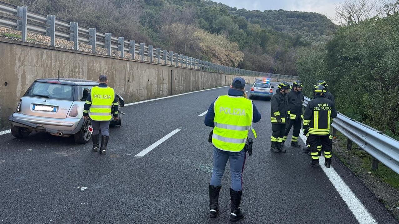Auto fuori strada nel Sassarese, padre e figlio in ospedale