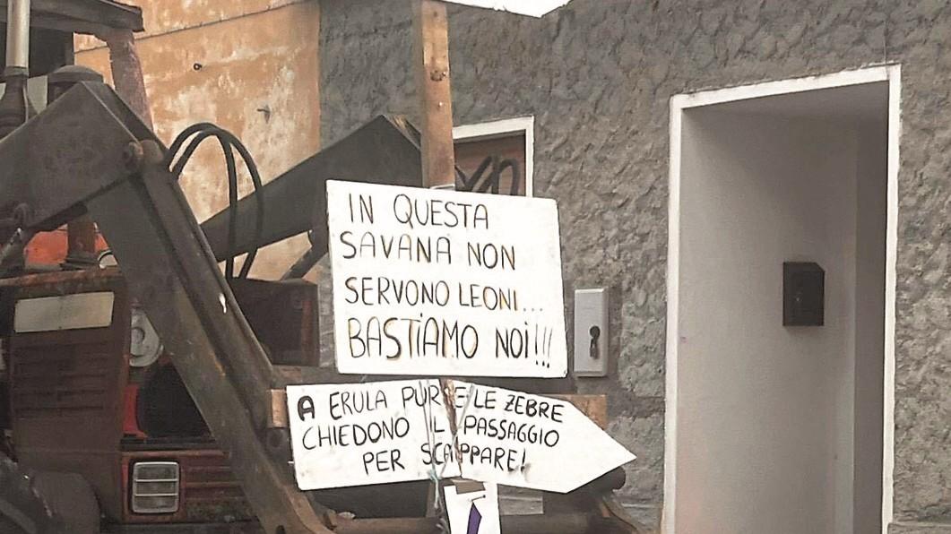 Incidente diplomatico tra paesi vicini a Carnevale, durante la sfilata spunta il cartello “Babbuini laerresi”: cosa è successo