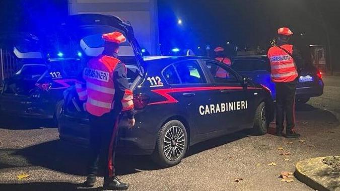 Tenta di rubare alcolici alle Scuderie ma viene bloccato dai dipendenti: preso dai carabinieri