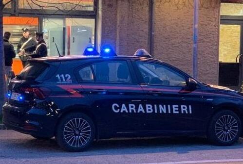 Rubano 22 pezzi di Grana, la commessa insegue i ladri e li fa arrestare