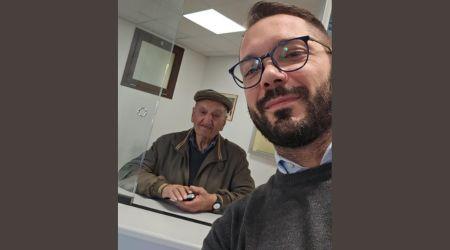 Ha cento anni compiuti, va in Comune per chiedere la nuova carta d’identità elettronica