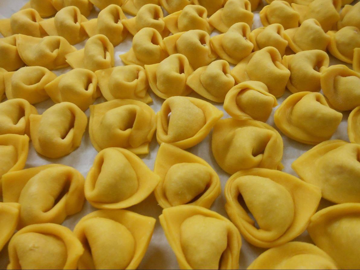 Filmata mentre ruba i cappelletti in casa della cognata: condannata a un anno e nove mesi