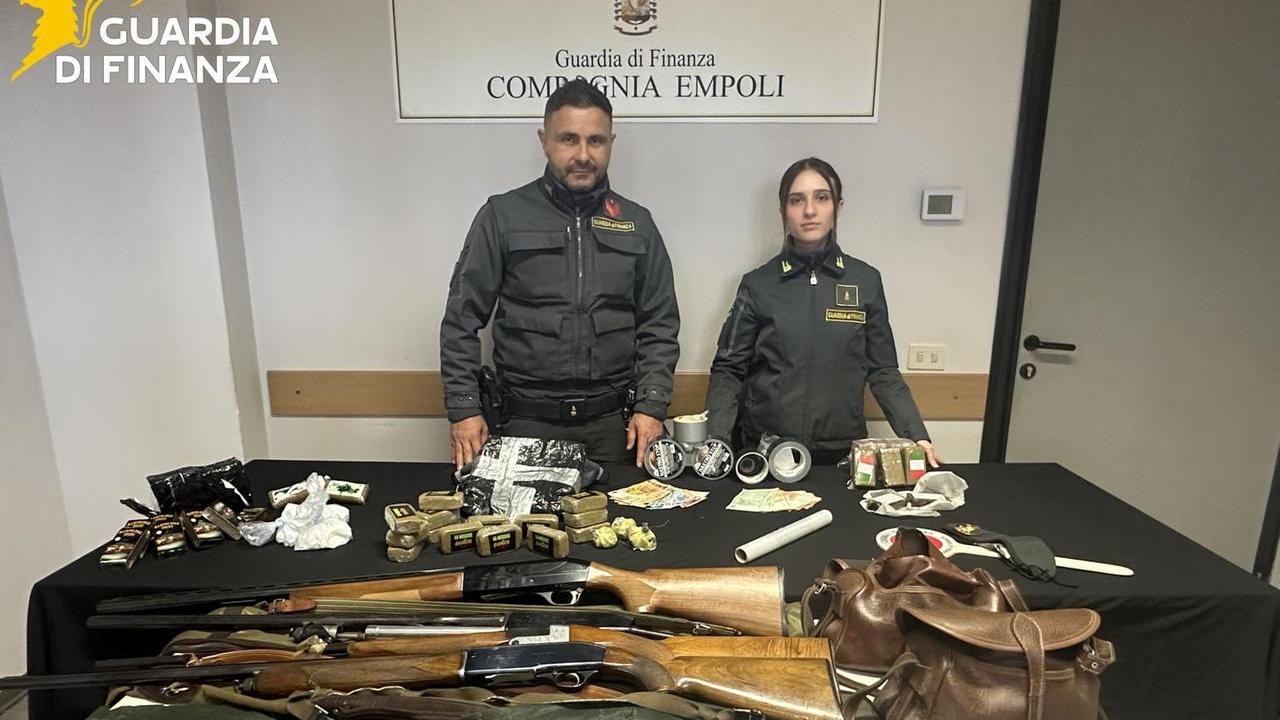 Empoli, spacciatori beccati con quasi 4 chili di droga: arrestati dalla Finanza grazie al cane Paco