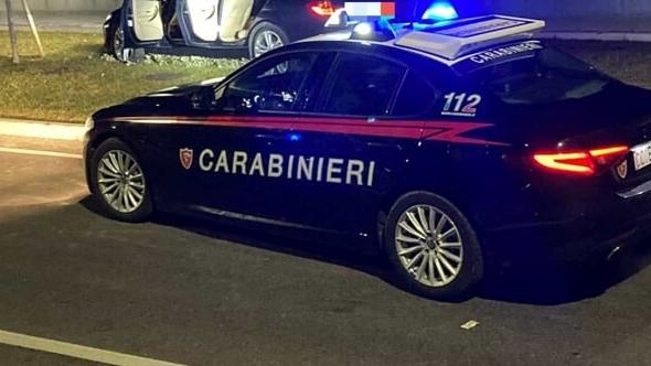 In fuga dai carabinieri con due martelli in auto: denunciato un 40enne, caccia al complice