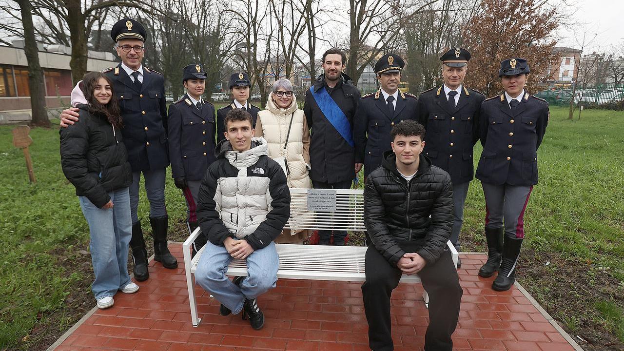 Una panchina per Emanuele Iori, vittima di un omicidio stradale, al polo scolastico Makallè. «Dagli studenti deve partire il senso di responsabilità»