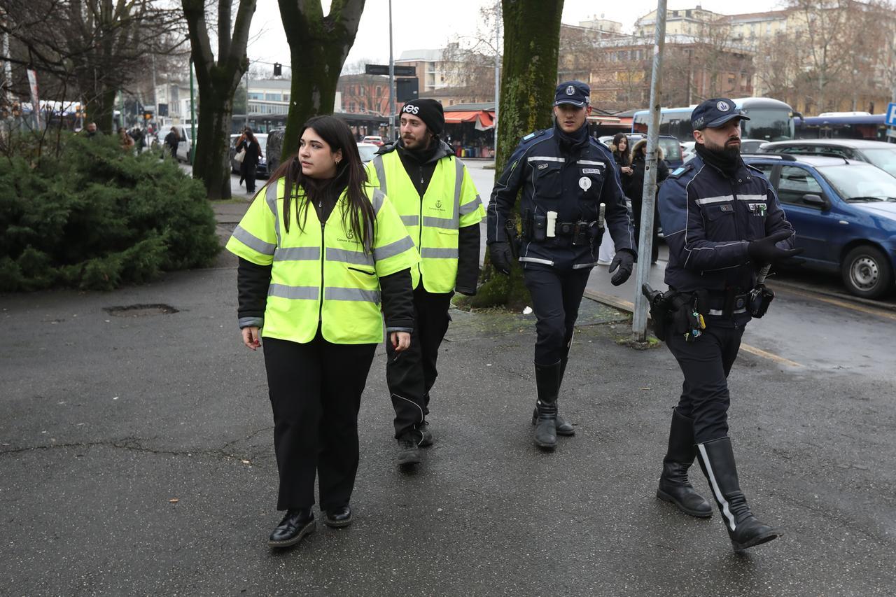 
	School tutor e polizia locale davanti alle scuole

