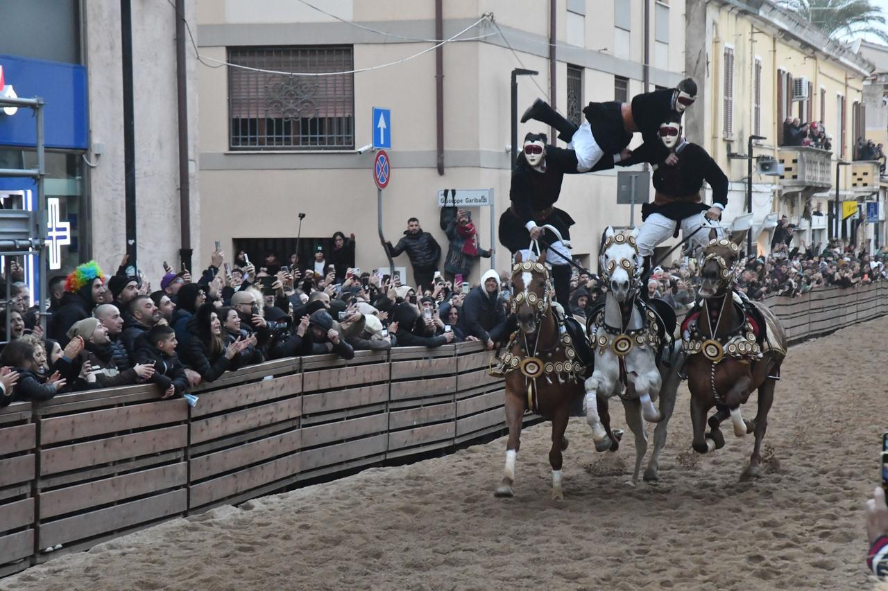 Sartiglia, stelle ed evoluzioni in via Mazzini. Ecco chi sono i più bravi