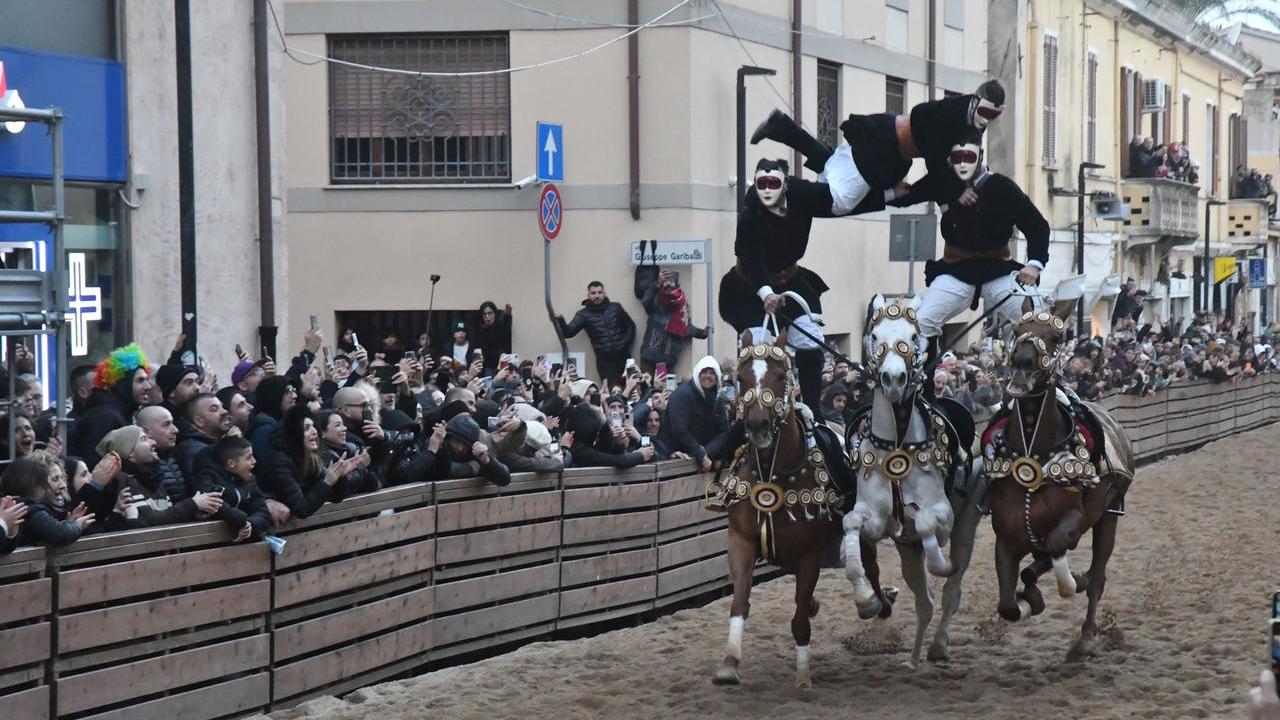 Sartiglia, stelle ed evoluzioni in via Mazzini. Ecco chi sono i più bravi
