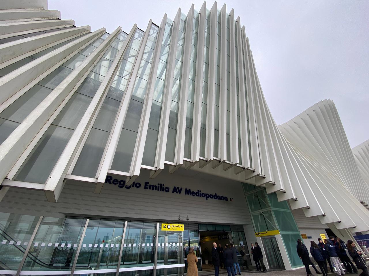 Trovato in stazione Mediopadana con 300 euro falsi e hascisc: denunciato