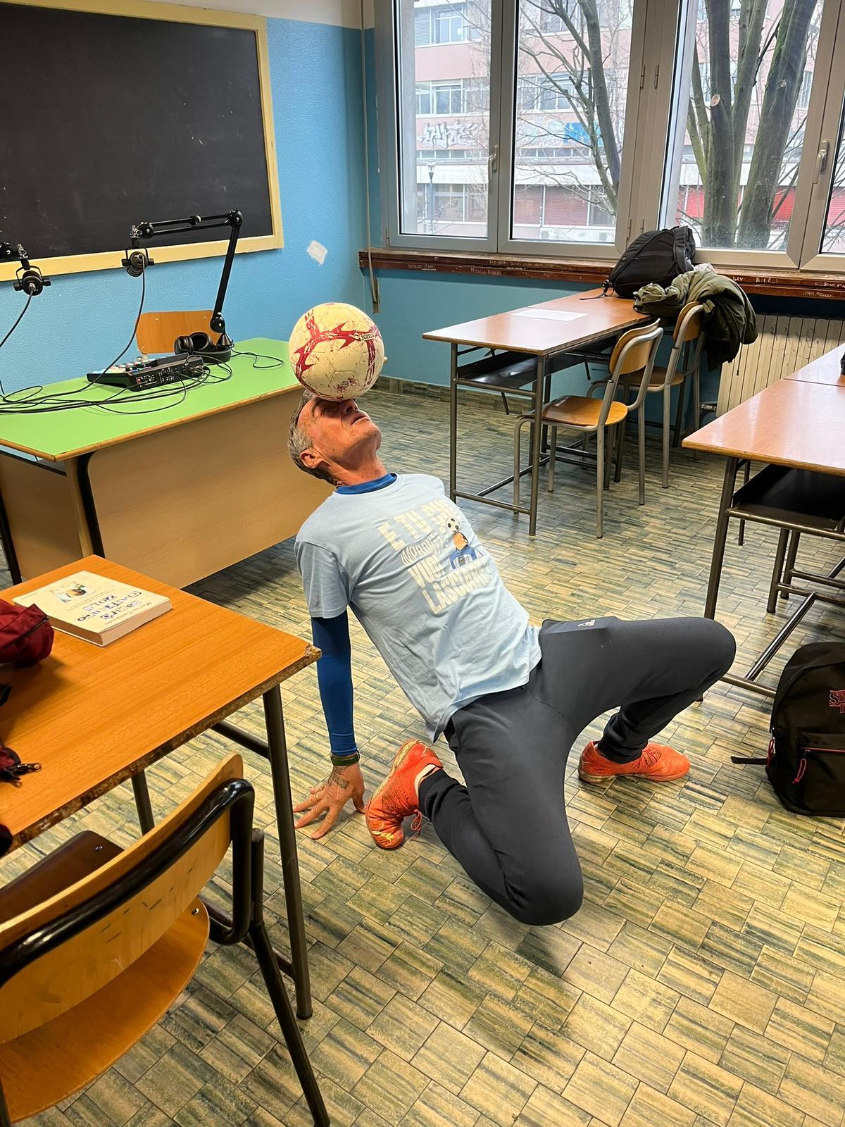 Gli studenti del Nobili incontrano Maiello, il “Maradona delle carceri” che tentò di rapire Zola