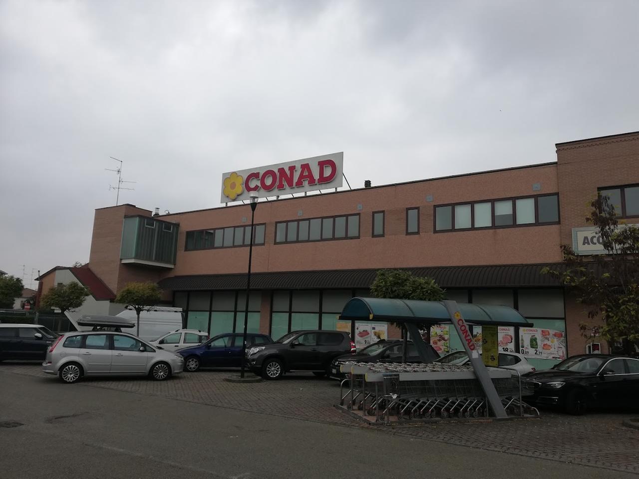 Ruba tutto il caffè Lavazza dal Conad, ma il titolare lo scopre e lo insegue