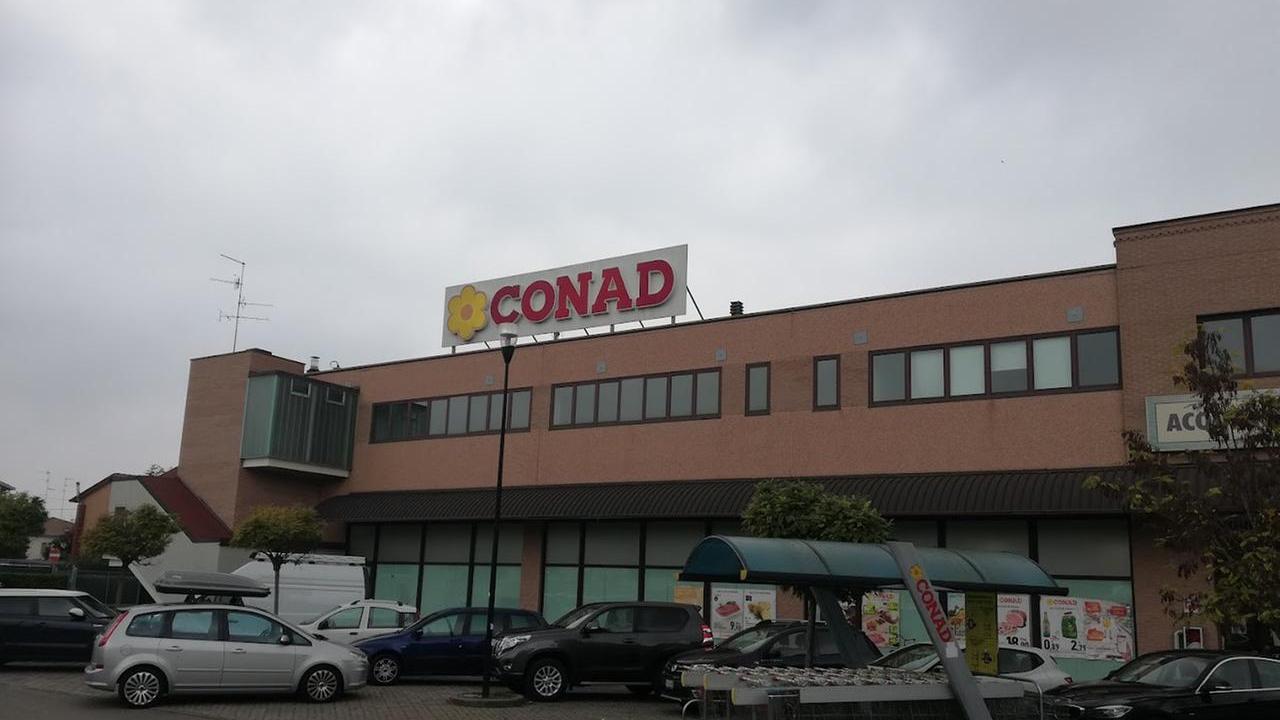 Ruba tutto il caffè Lavazza dal Conad, ma il titolare lo scopre e lo insegue