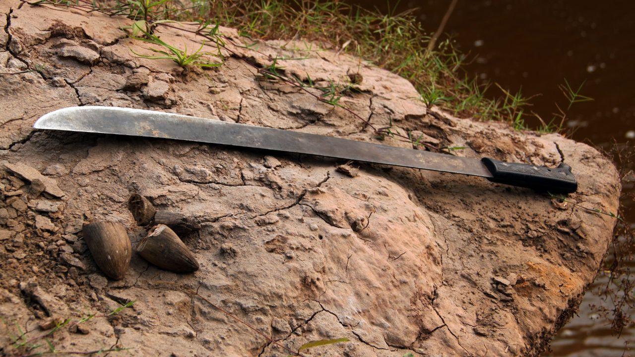 L'uomo ha ucciso il figlio a colpi di machete