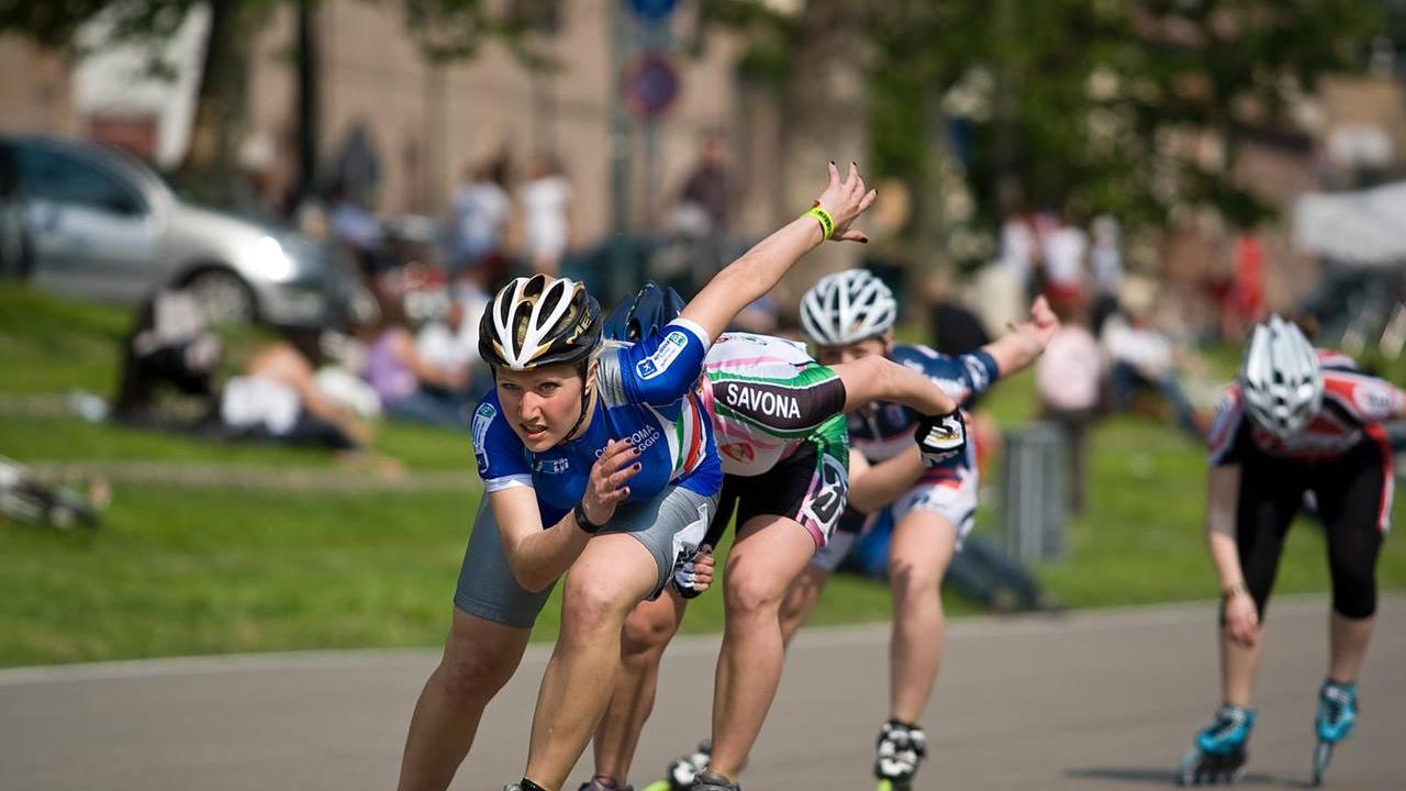Una giovane Francesca Lollobrigida in piazza Ariostea a Ferrara